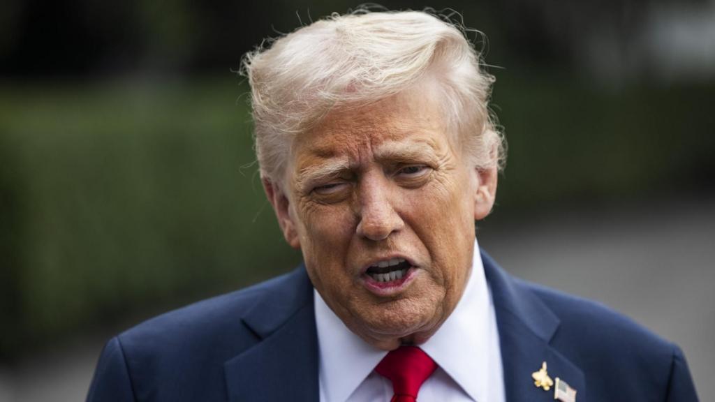 Trump government shutdown threat layoffs